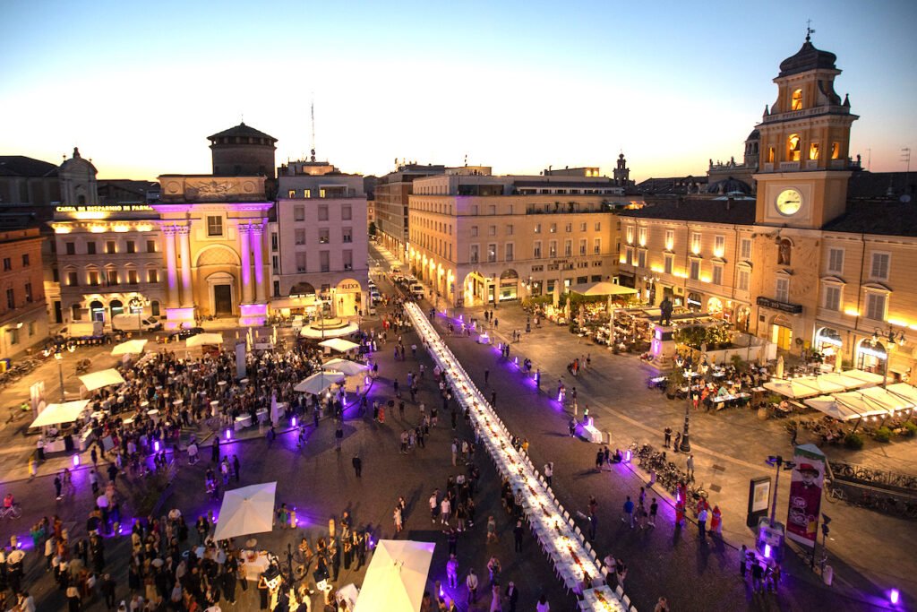 La sesta edizione della Cena dei Mille celebra la Food Valley di Parma foto carra parma