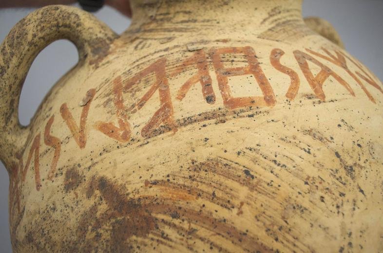 anfora con iscrizione