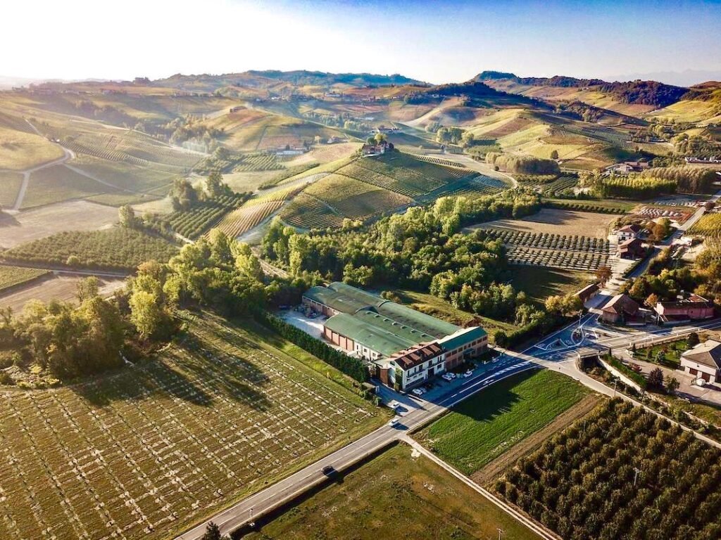 Damilano lancia Barolo Docg Castellero 2022 cantina damilano vista aerea