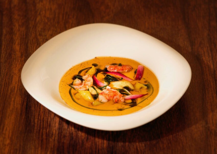 pqr vellutata di pomodoro, verdure croccanti, gambero e olio al basilico